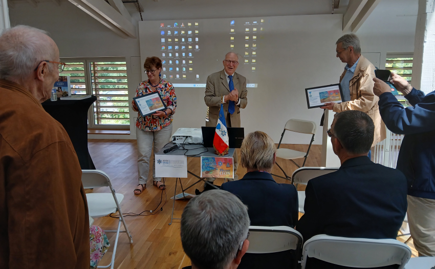  photo de la remise des témoignages de reconnaissance d'engagement dans la cité (de g à d:  Mme Elisabeth Maillard vice présidente de la communauté d'agglomération du niortais,fFançois Texeraud président de la section 79, Daniel Courant)